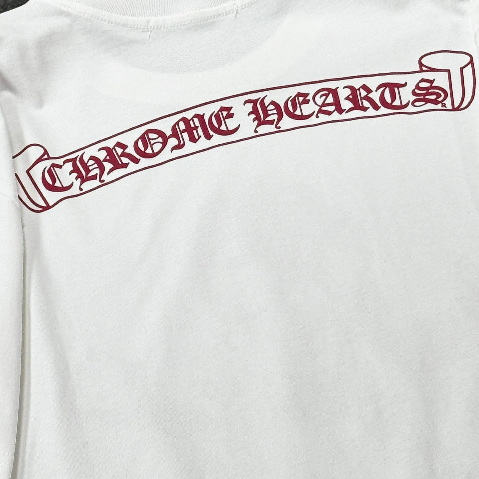 P170 Chrome Hearts Chrome Hearts 25 high version. The fabric is made of 300 grams of high-density pure cotton. It does not deform or shrink. It has three labels. It is the same style for men and women. Technology: suede foam printing. Color: white, black. SIZE: S-XL.